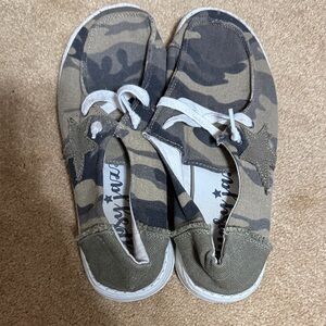 Women’s Gypsy Jazz Camo Canvas Slip-On Shoes with Laces